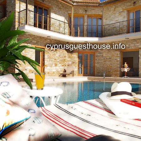 לינה וארוחת בוקר Anna Cyprus *